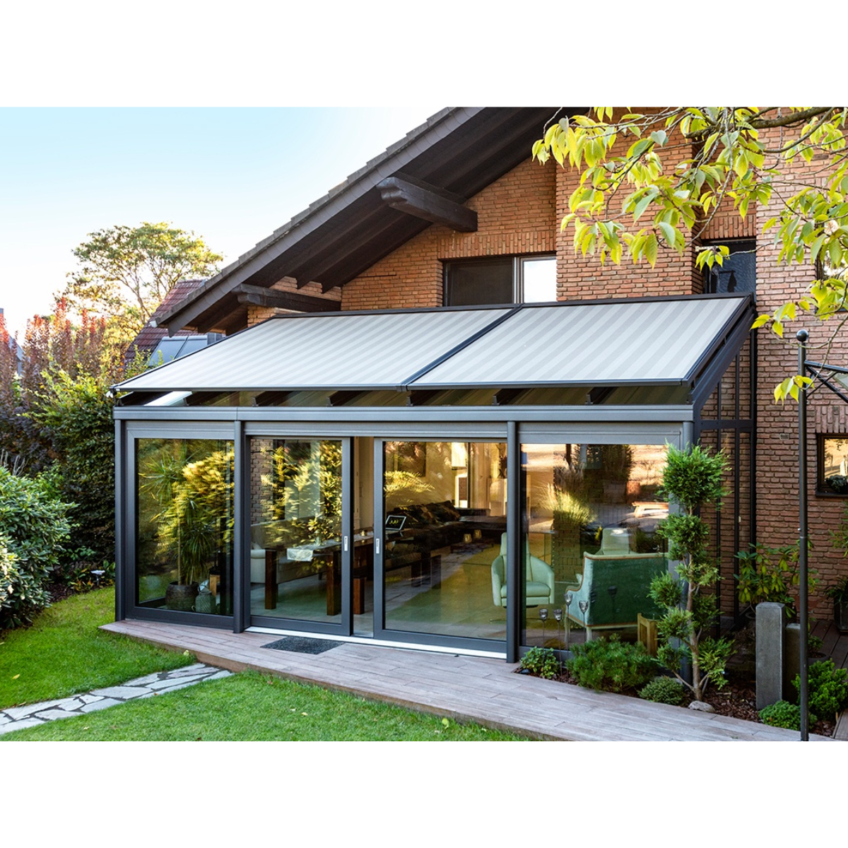 Terrassendachmarkise in Grau auf dem Glasdach einer Terrassenüberdachung aus Aluminium in Anthrazit