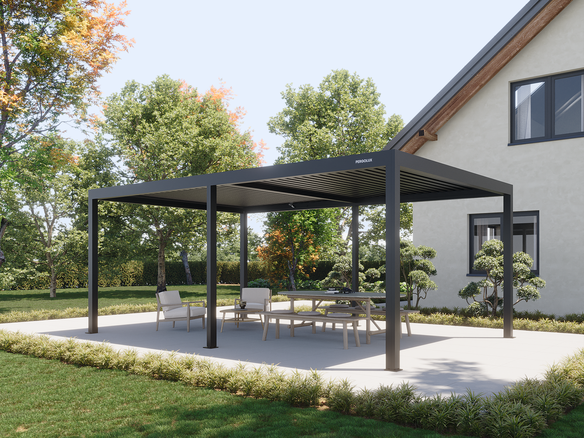 Lamellendach aus Aluminium in Anthrazit mit verstellbaren Lamellen an einem modernen Haus im Garten