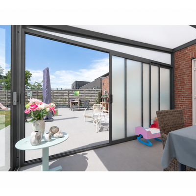 Rahmen-Schiebeanlage aus Aluminium in Graualuminium (RAL 9007), mit satiniertem Glas