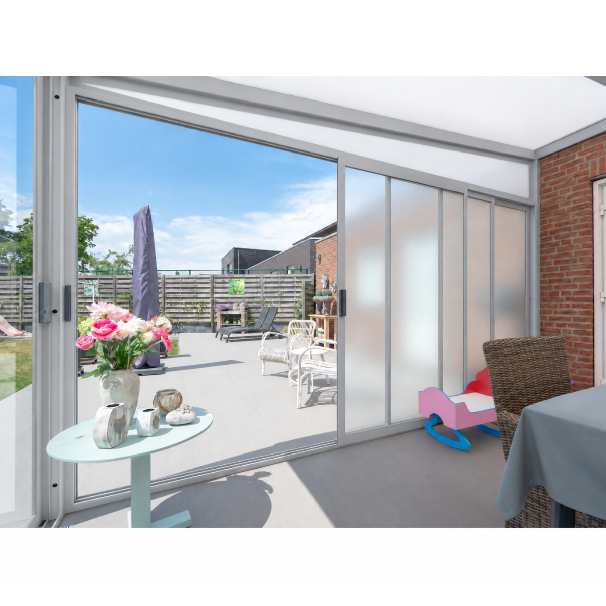 Rahmen-Schiebeanlage aus Aluminium in Weißaluminium (RAL 9006), mit satiniertem Glas